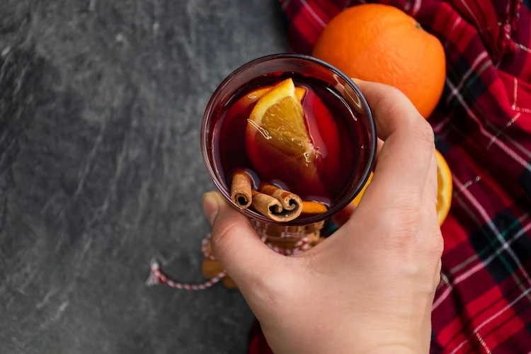 prevent danger of spilling wine or remove mulled wine stains with these hacks