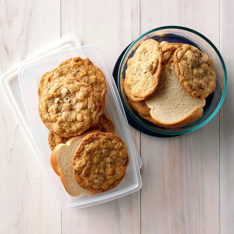 prevent humidity and store a slice of bread in the soft cookie container