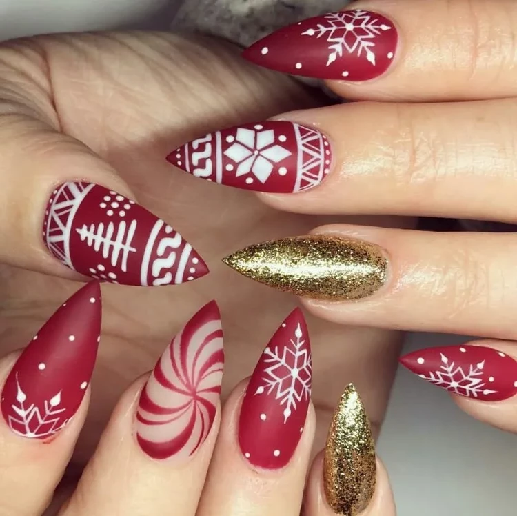 red white and gold Christmas nails traditional festive manicure