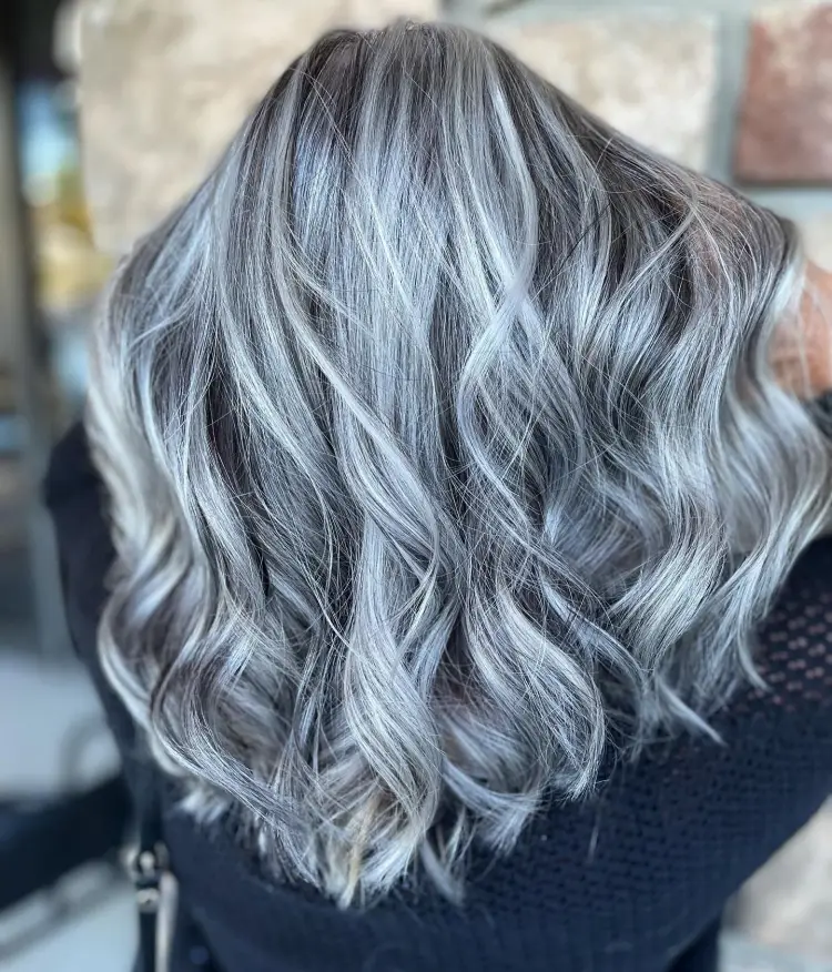 cabello gris con tono azul helado cabello largo y rizado peinado de moda