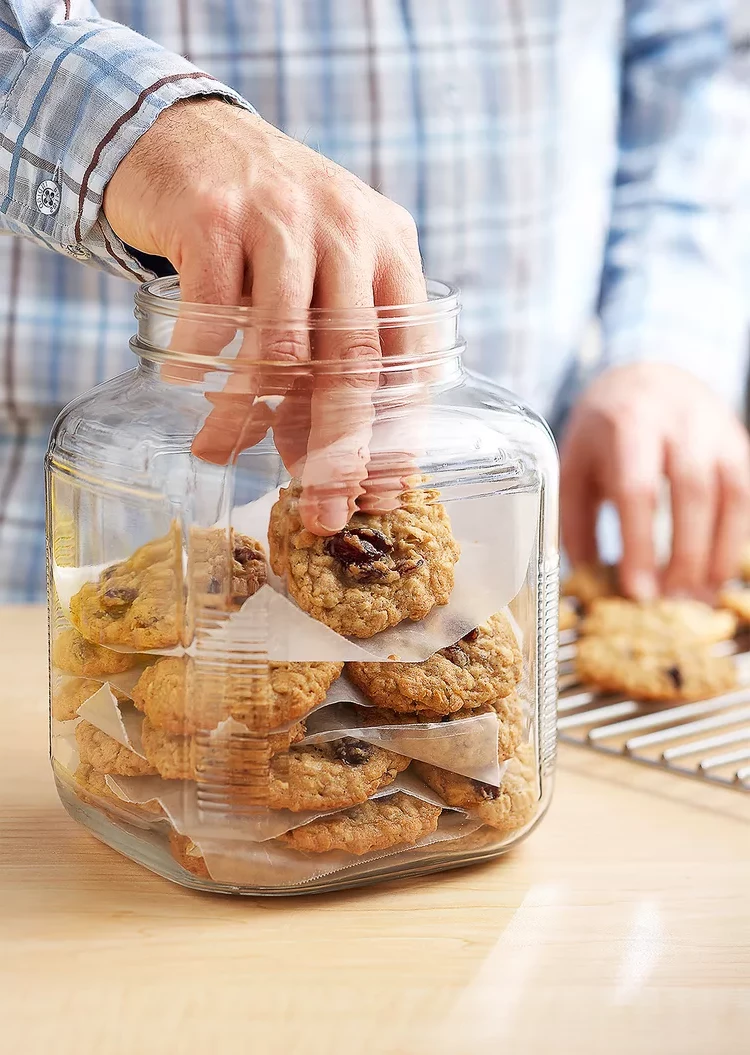 separate cookies in jars with sheets of baking paper and prevent mushy baked goods