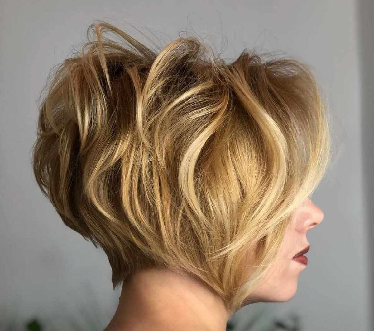 Short layered hairstyles: Find inspiration and learn how to easily style  your short hair!
