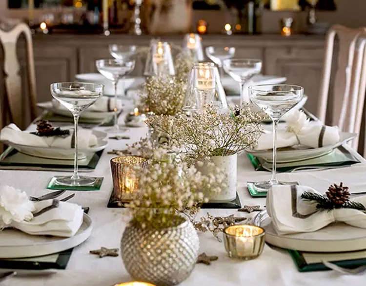 plata simple elegante año nuevo decoración de mesa flores velas fáciles
