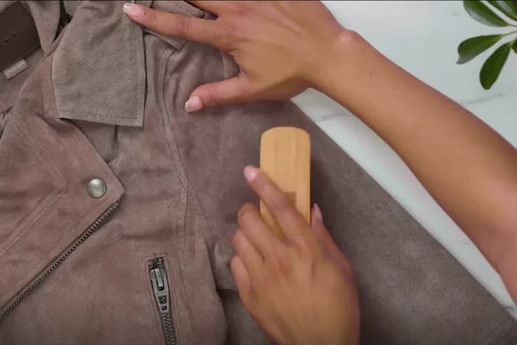 treat a suede jacket with a scrubbing brush and remove accumulated dirt or stains
