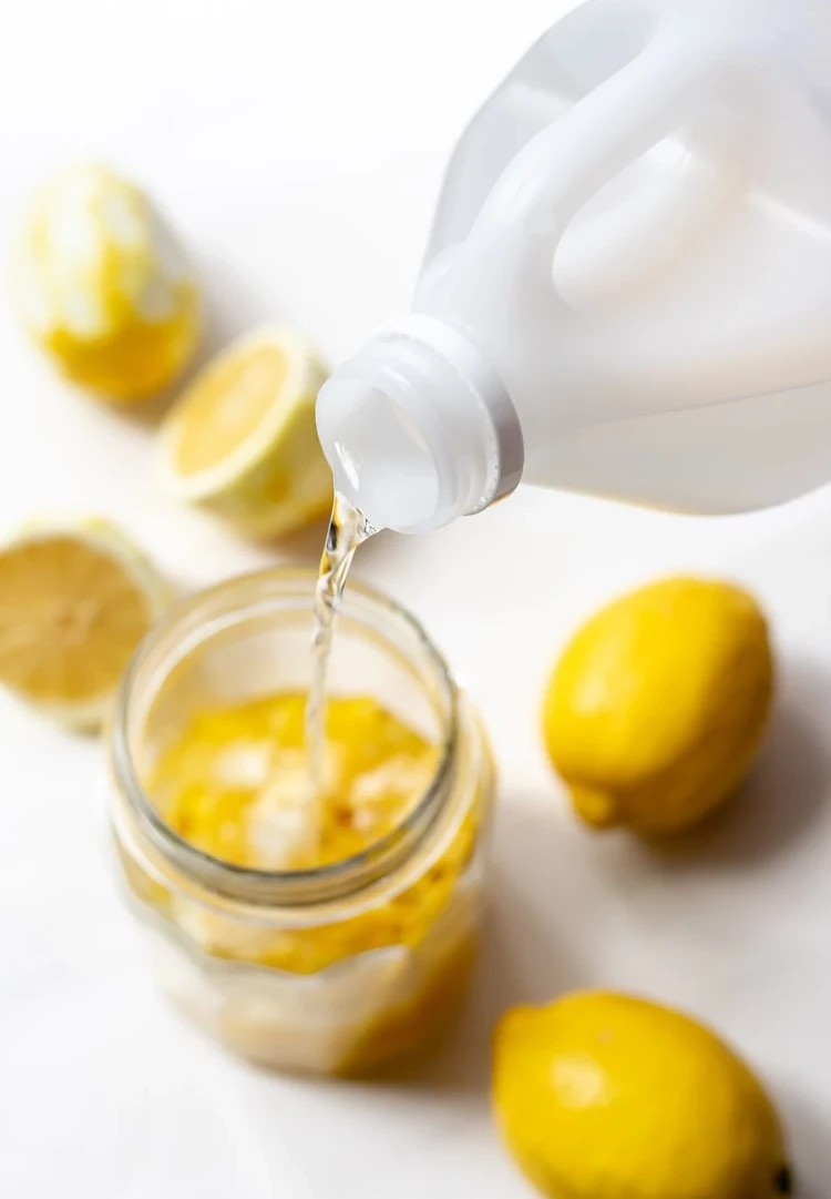 usando jugo de limón y vinagre para limpiar el baño, eliminar las manchas de cal