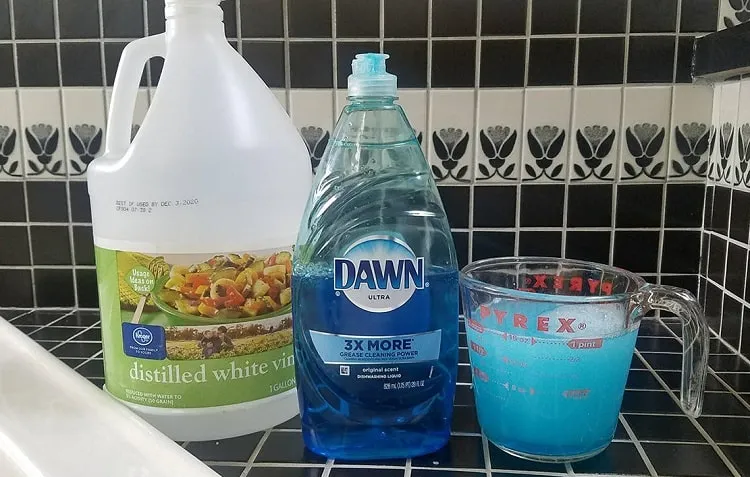 vinegar and dish soap detergent_homemade cleaning detergents