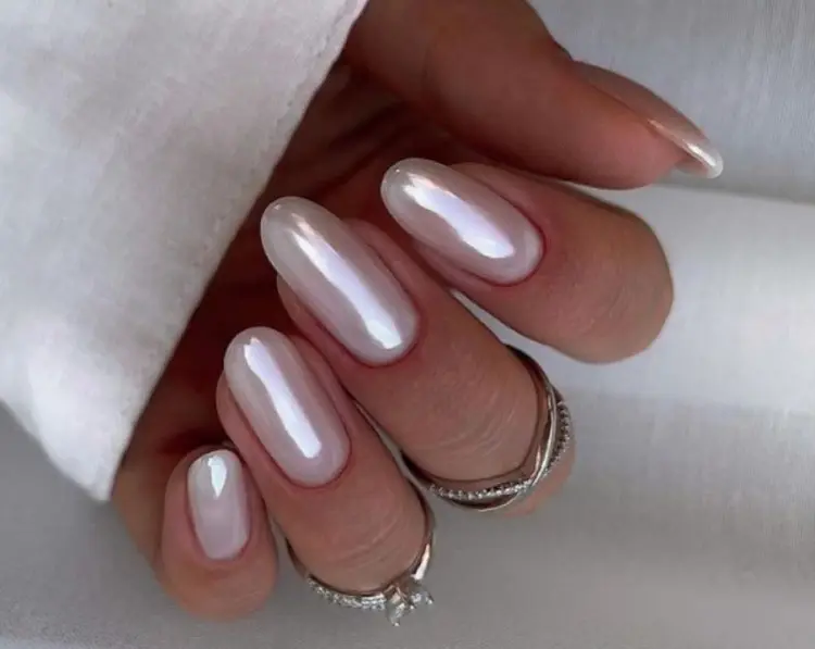 white chrome nails art effect reflective shiny art design manicure