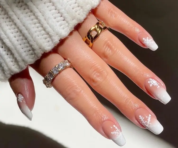 white ombre nails christmas decoratin nude snowflakes trendy what color to do this year