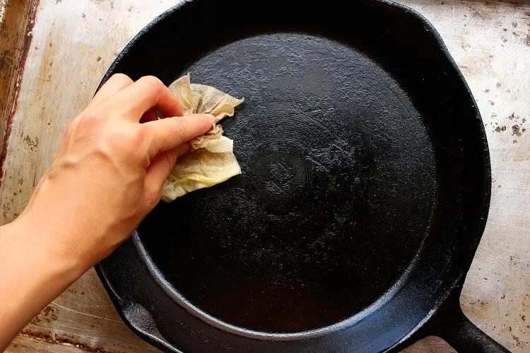 why should i season cast iron pan how to do it easy steps guide tips and tricks cleaning