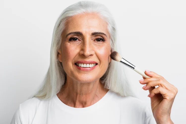 Mujeres de 60 años se maquillan Cuidado de la piel para mujeres mayores de 60 crema hidratante de rutina necesaria