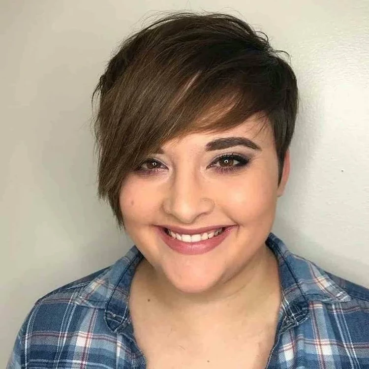 Asymmetrical pixie with side bangs for round face