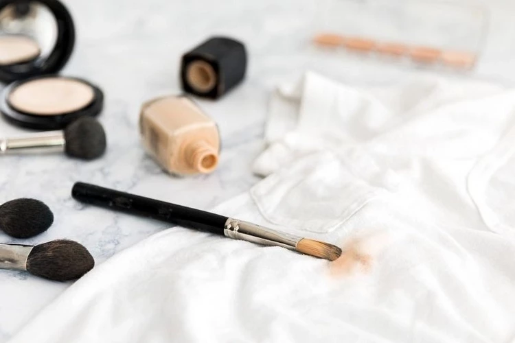 Concealer eyeshadow stains can be removed from clothes easily