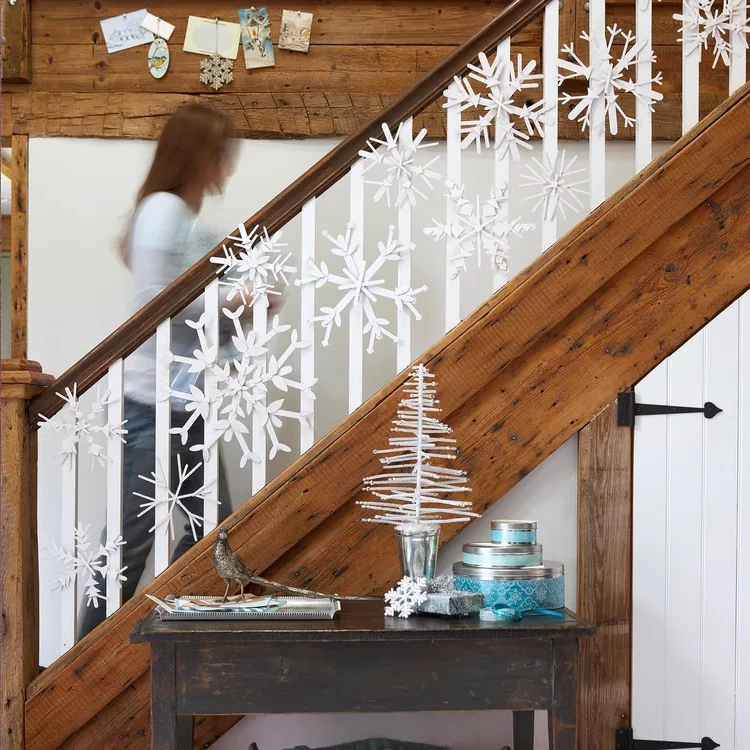 DIY-winter-decoration-with-snowflakes