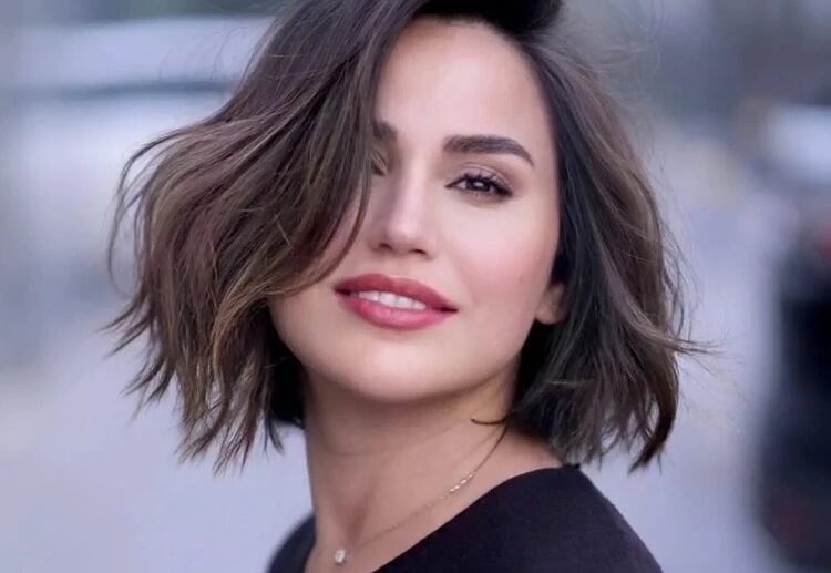 Flattering-short-Hairstyles-for-Round-Faces-to-look-slimmer