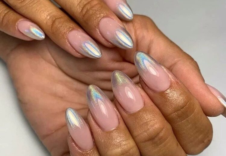Manicure-Trend-2023-Metallic-Ombre-Nails
