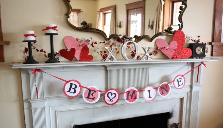 Mantelpiece garland for lovers decoration with hearts