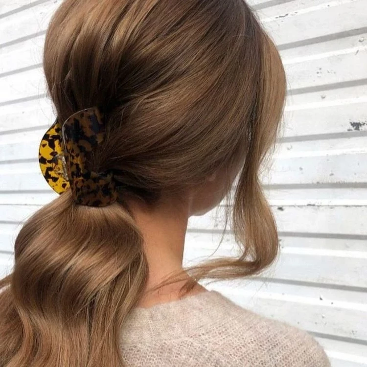Modern claw clip hairstyles low ponytail
