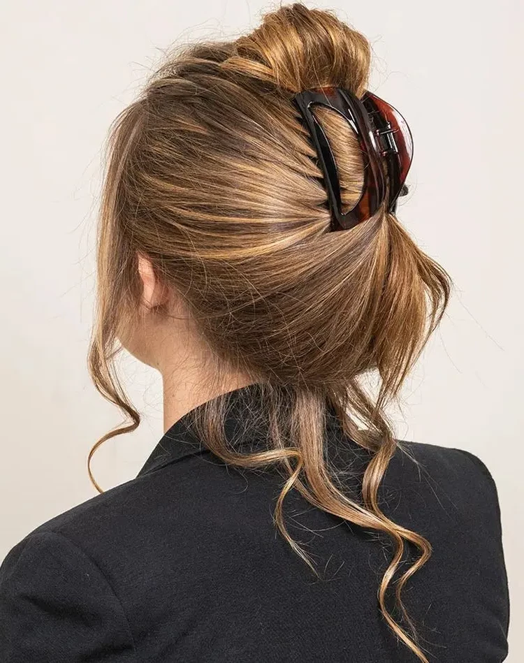 11 Easy Claw Clip Hairstyles to Try In 2021- PureWow