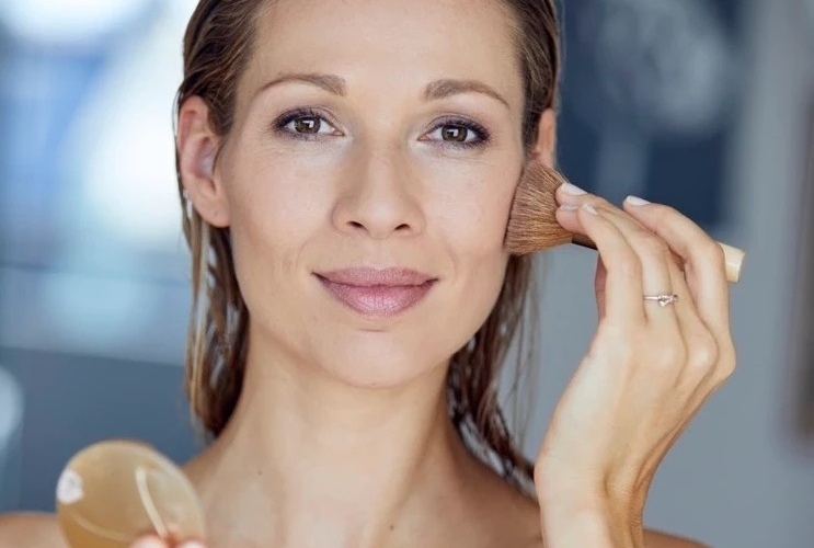 Natural-makeup-for-women-over-40-makeup-instructions-and-tips