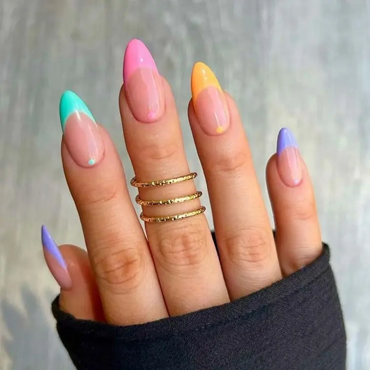 Pointy-Nails-With-Colored-Fingertips