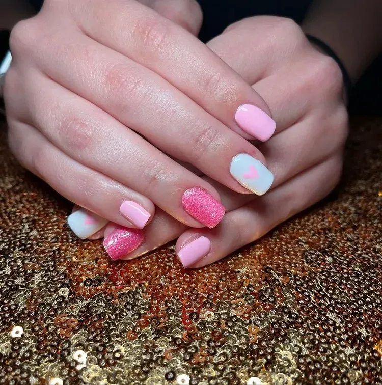 Valentine's Day nails 2023 pink and baby blue pastel nails
