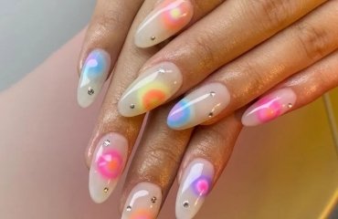 Winter-2023-manicure-Aura-nails-gradient-nail-art