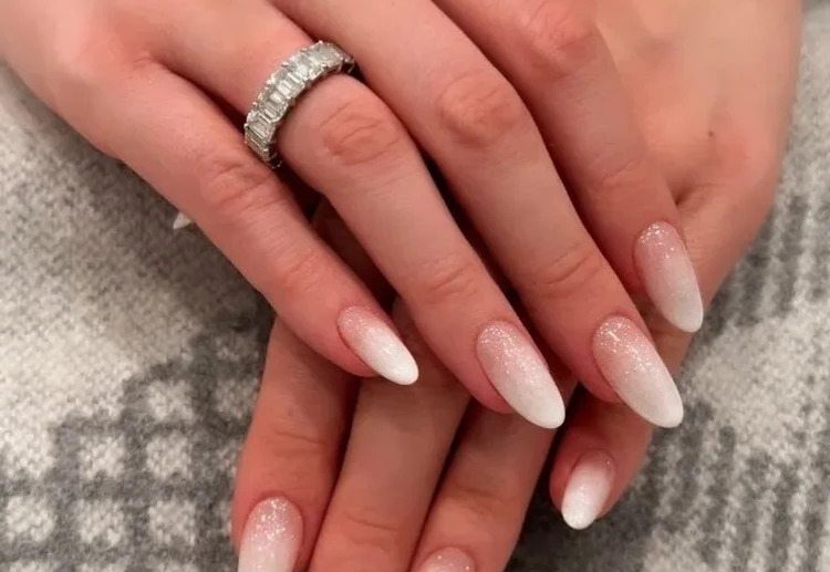 Winter-2023-manicure-trend-blizzard-French-manicure