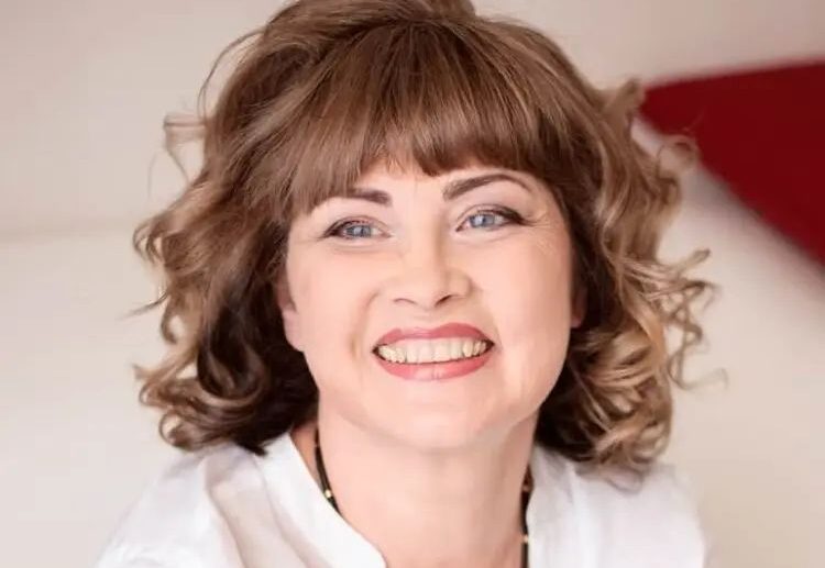 anti aging hairstyles_curly hairstyles for women over 50
