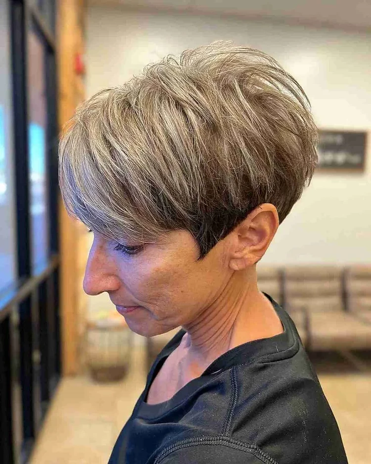 Layered bowl cut for 50 year old women: a younger look with a simple haircut !