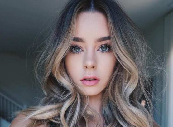 balayage on graying hair visiting the hairdresser for a trendy change