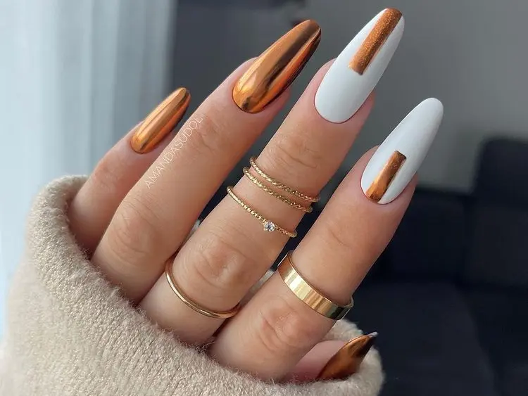 Uñas cromadas bronce dorado con blanco como hacer mi manicure en enero 2023 tendencias para uñas largas