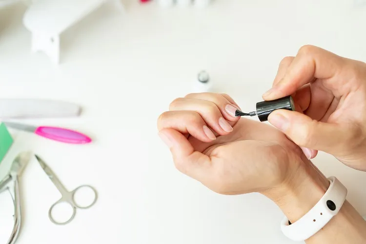 cleaning nails_removing cuticles from nails