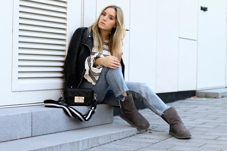 comfortable outfit for her brown uggs casual jeans how to wear jeand and uggs