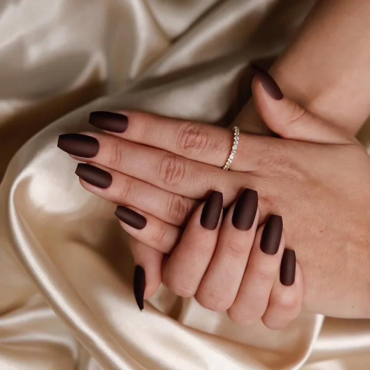 enero de 2023 color de esmalte de uñas marrón oscuro