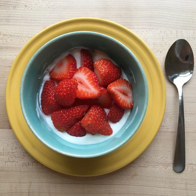 low carb breakfast made of plain yoghurt and strawberries