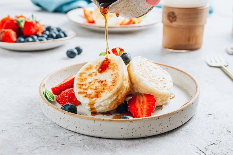 healthy low carb breakfast to lose weight with fruits and pancakes