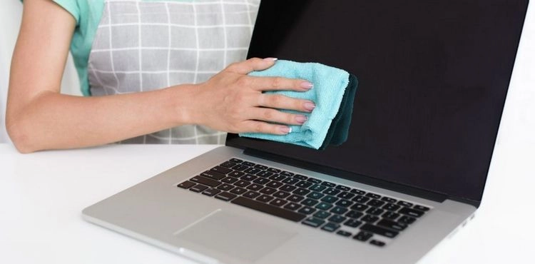 how to clean the laptop display screen