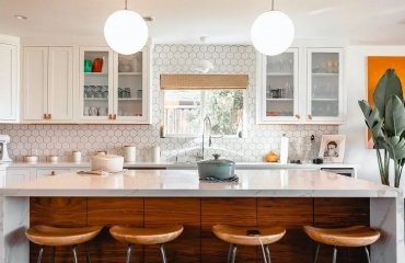 kitchen color trends 2023_white and wood kitchen