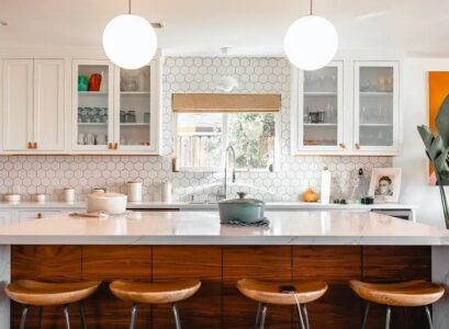 kitchen color trends 2023_white and wood kitchen