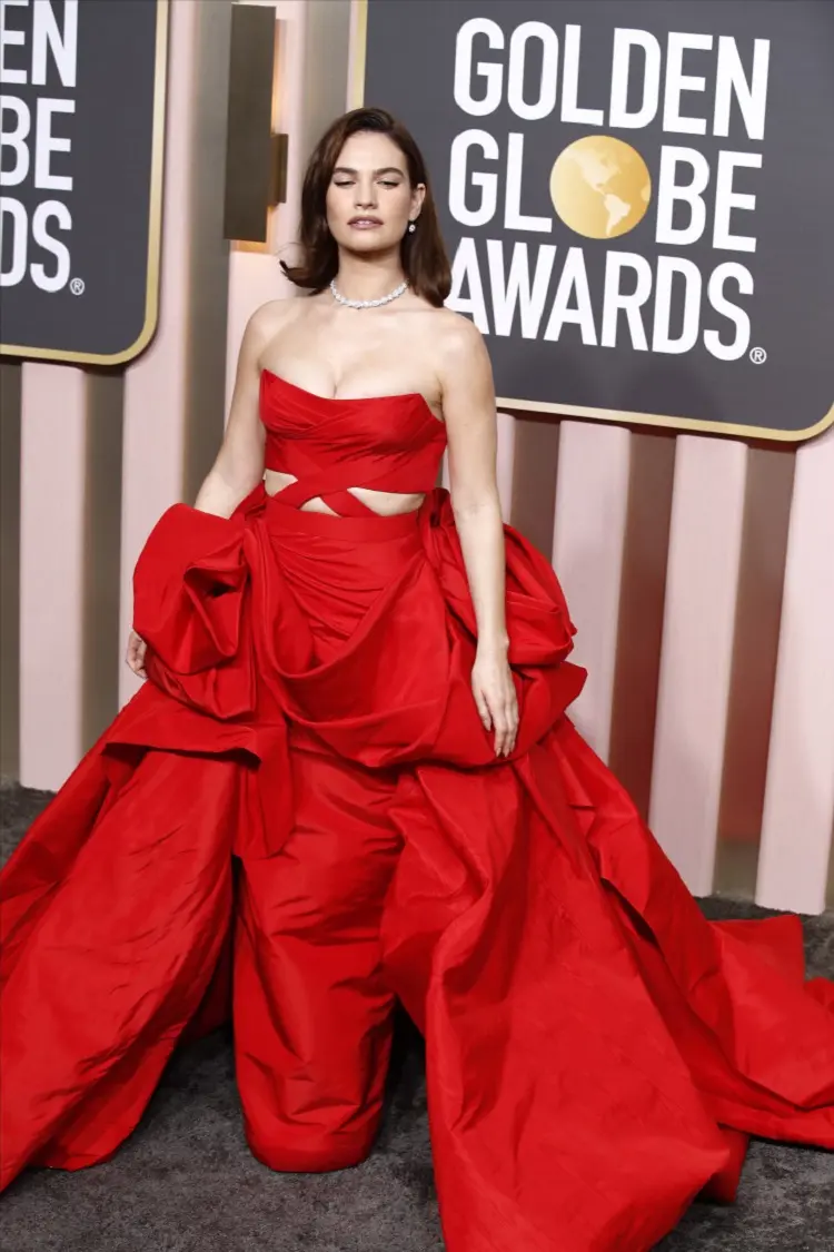 lilly james pam and tommy golden globes outfit 2023 atelier versace