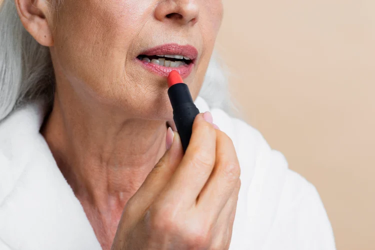 Aplicación de lápiz labial a una mujer de más de 60 tonos naturales.