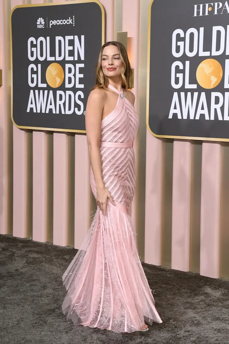 margot robbie channel couture gown pink golden globes 2023