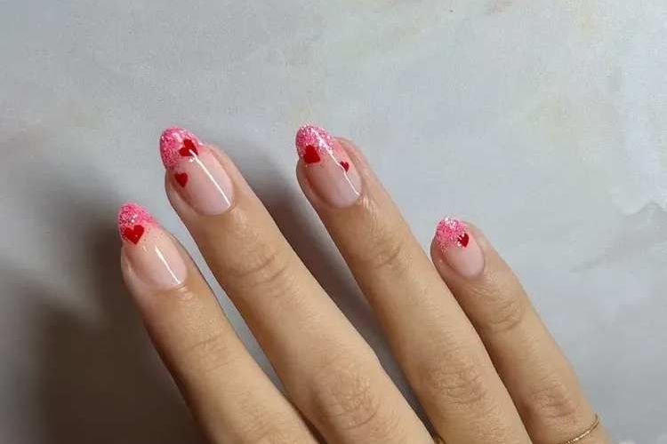 nail art heart meanicure pink and red