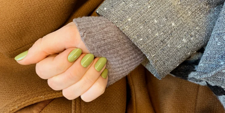 esmalte de uñas verde guisante uñas cortas tendencias 2023