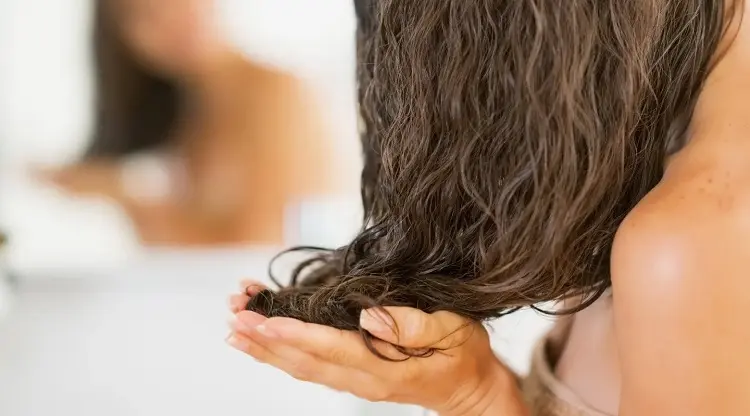 poner acondicionador solo en las puntas del cabello para dar volumen y no dejar puntas encrespadas y con trucos