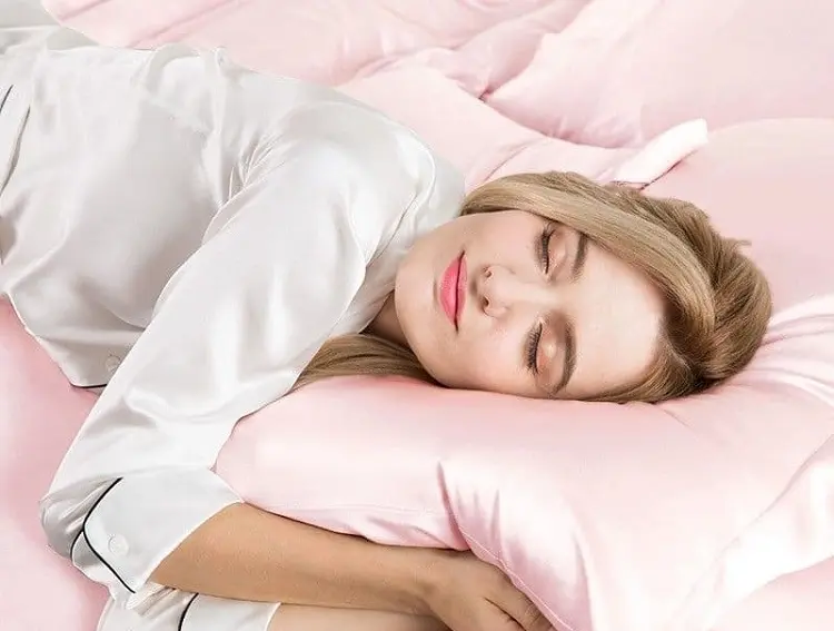 dormir sobre funda de almohada de seda como conseguir volumen en el pelo con remedios caseros naturales