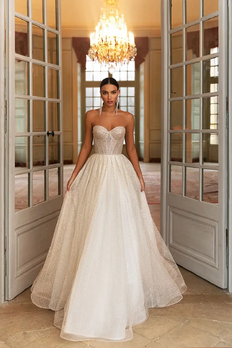 sparkle ball gown bridal look wedding dress 2023 trends glitter femenine elegant