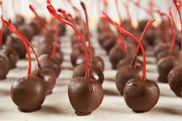 valentines day treats_chocolate-coated cherries