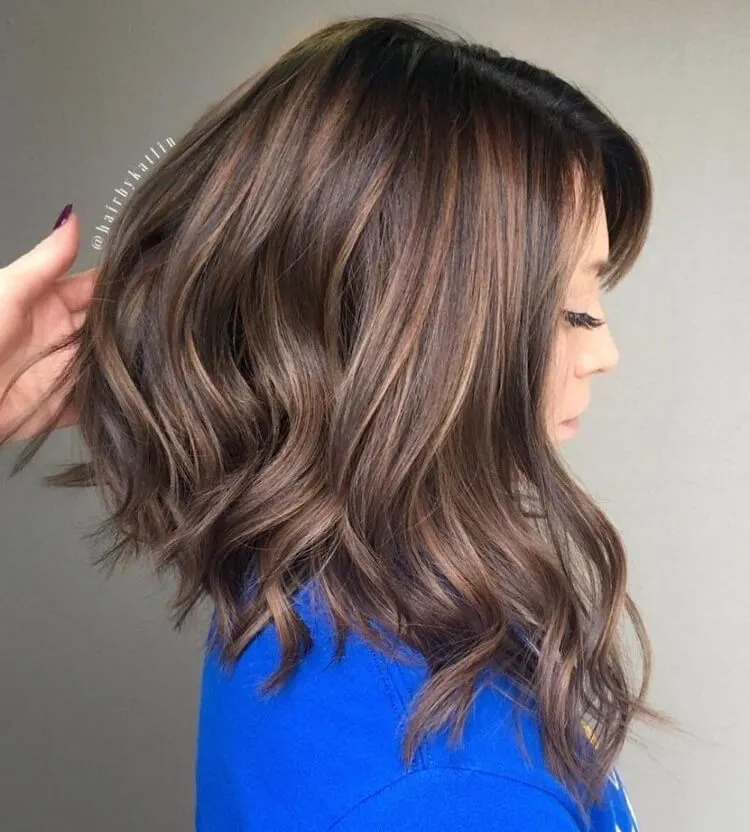 elegant modern hairstyle wavy bob with side bangs