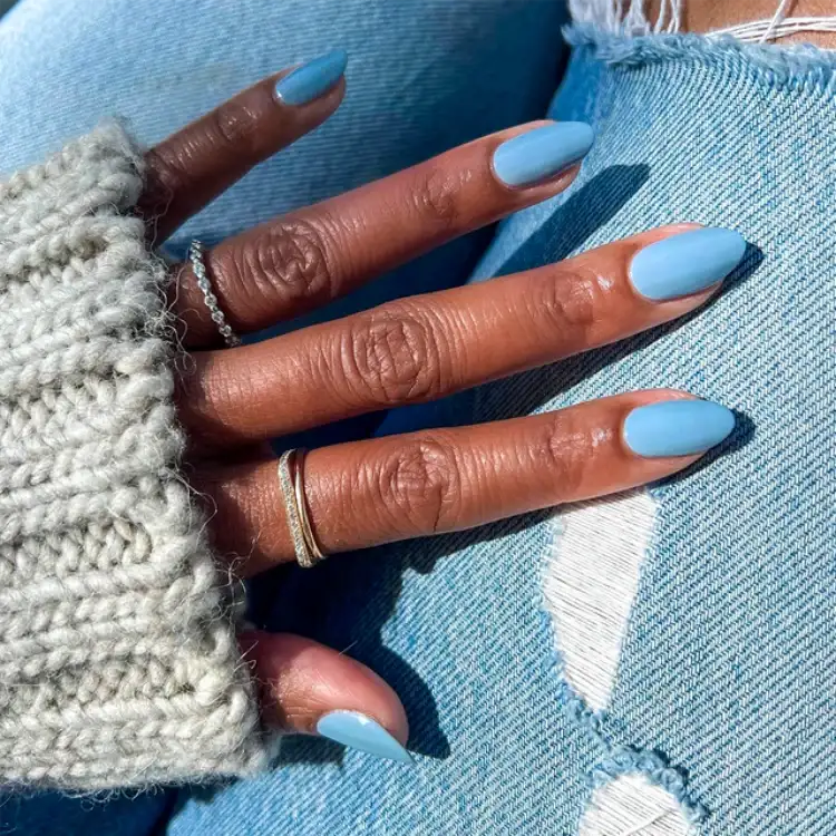 uñas de invierno color azul claro de moda en invierno